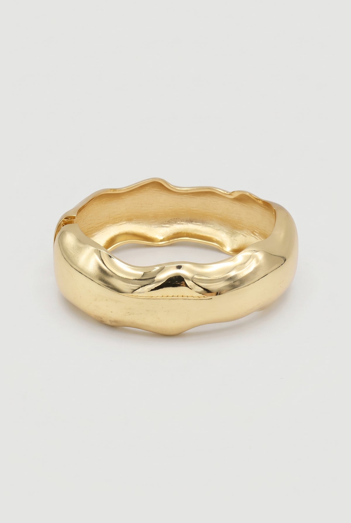 Sculpted hinged bangle - Gold - still